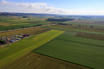 Luftaufnahme von Flugplatz Dingolfing im Ortsteil Höll im Bundesland Bayern, Deutschland