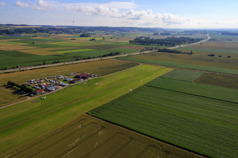 Schrägluftbild von Flugplatz Dingolfing im Ortsteil Höll im Bundesland Bayern, Deutschland