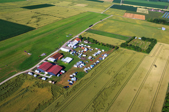 Flugplatz Dingolfing im Ortsteil Höll im Bundesland Bayern, Deutschland von oben