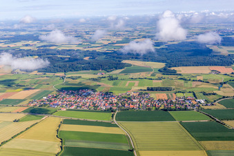 Dorf - Ansicht am Rande von landwirtschaftlichen Feldern und Nutzflächen in Sallach in Geiselhöring im Bundesland Bayern, Deutschland