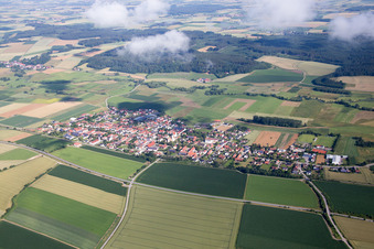 Ortsansicht der Straßen und Häuser der Wohngebiete unter Wolken in Geiselhöring im Bundesland Bayern, Deutschland
