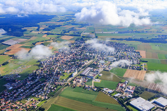 Stadtansicht aus Südwesten unter Wolken in Geiselhöring im Bundesland Bayern, Deutschland