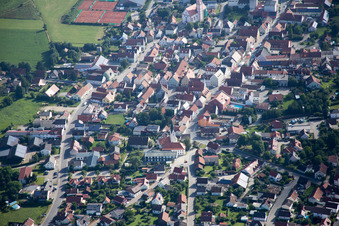 Ortsansicht der Straßen und Häuser der Wohngebiete unter Wolken in Geiselhöring im Bundesland Bayern, Deutschland von oben