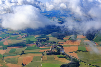 Dorfansicht aus Norden unter Wolken im Ortsteil Hofdorf in Mengkofen im Bundesland Bayern, Deutschland