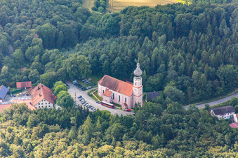 Wallfahtskirche Hl. Dreifaltigkeit im Wald im Ortsteil Rimbach in Moosthenning im Bundesland Bayern, Deutschland