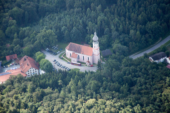 Kirche im Wald im Ortsteil Rimbach in Moosthenning im Bundesland Bayern, Deutschland