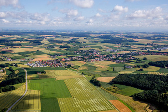 Dorf - Ansicht am Rande von landwirtschaftlichen Feldern und Nutzflächen in Mengkofen im Ortsteil Weichshofen im Bundesland Bayern, Deutschland