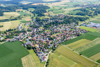 Dorf - Ansicht am Rande von landwirtschaftlichen Feldern und Nutzflächen in Moosthenning im Bundesland Bayern, Deutschland