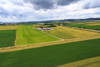 Landebahn des Flugplatz Dingolfing im Ortsteil Höll im Bundesland Bayern, Deutschland