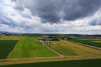 Luftbild von Landebahn des Flugplatz Dingolfing im Ortsteil Höll im Bundesland Bayern, Deutschland
