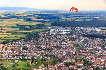 Paragleiter über der Stadt von Nordosten in Lorsch im Bundesland Hessen, Deutschland