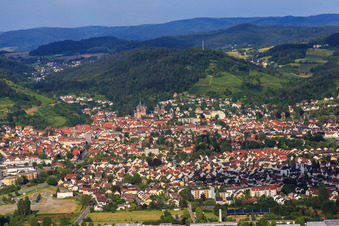 Stadtansicht mit Kirche St. Peter am Odenwald-Rand von Westen unterhalb der Weinberge in Heppenheim im Bundesland Hessen, Deutschland