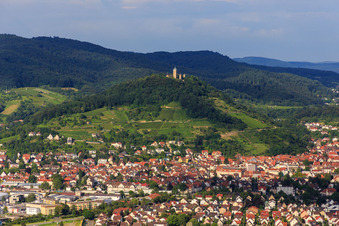 Stadtansicht am Odenwald-Rand von Westen unterhalb der Weinberge und der Starkenburg in Heppenheim im Bundesland Hessen, Deutschland