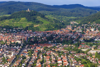 Mozartstraße mit Kirche St. Peter am Odenwald-Rand von Westen unterhalb der Weinberge und der Starkenburg in Heppenheim im Bundesland Hessen, Deutschland
