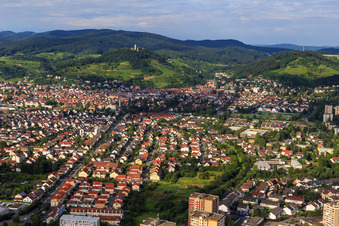 Mainzer Straße am Odenwald-Rand von Westen unterhalb der Weinberge und der Starkenburg in Heppenheim im Bundesland Hessen, Deutschland