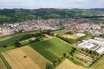 Ortsansicht der Straßen und Häuser der Wohngebiete in Laudenbach an der Bergstraße im Bundesland Baden-Württemberg, Deutschland