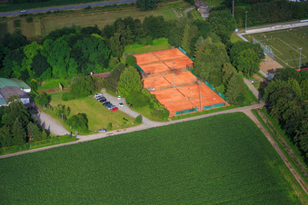 Tennisplatz an der Dr.-Werner-Freyberg-Straße in Laudenbach im Bundesland Baden-Württemberg, Deutschland