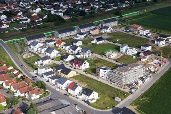 Ortsteil Am Kieselbuckel vor der Bahnlinie in Laudenbach im Bundesland Baden-Württemberg, Deutschland
