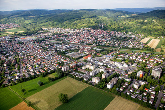 Dorf - Ansicht am Rande von landwirtschaftlichen Feldern und Nutzflächen in Hemsbach im Bundesland Baden-Württemberg, Deutschland