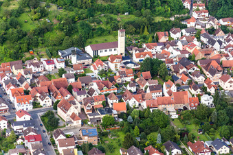 Kirchengebäude der evangelischen Kirche im Dorfkern in Sulzbach in Weinheim im Bundesland Baden-Württemberg, Deutschland