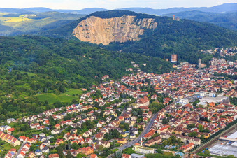 Stadtansicht unter dem Steinbruch Weinheim neben Burg Wachenburg im Bundesland Baden-Württemberg, Deutschland