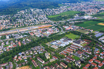 Dietrich-Bonhoeffer-Schule Weinheim und OBI Markt Weinheim im Bundesland Baden-Württemberg, Deutschland