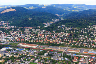 Altstadt jenseits der Bahn zu Füßen des Odenwaldrands mit Burg Wachenburg und Burgruine Windeck Weinheim im Bundesland Baden-Württemberg, Deutschland