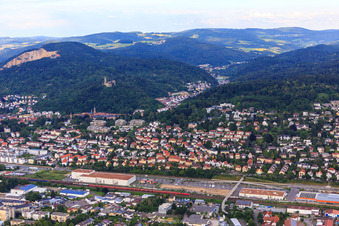 Luftbild von Altstadt jenseits der Bahn zu Füßen des Odenwaldrands mit Burg Wachenburg und Burgruine Windeck Weinheim im Bundesland Baden-Württemberg, Deutschland