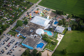 Therme und Schwimmbecken am Freibad der Freizeiteinrichtung MIRAMAR Erlebnisbad, Salz & Kristall Therme und Saunaparadies in Weinheim im Ortsteil Lützelsachsen im Bundesland Baden-Württemberg, Deutschland