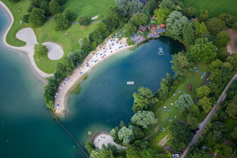 Badegäste auf den Liegewiesen in der Bucht des Natursee des Freibades MIRAMAR Erlebnisbad in Weinheim im Ortsteil Lützelsachsen im Bundesland Baden-Württemberg, Deutschland