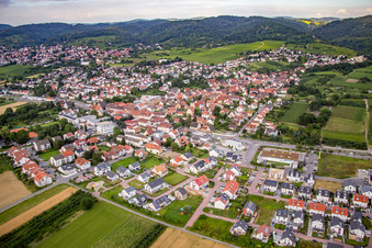 Ortsansicht der Straßen und Häuser der Wohngebiete im Ortsteil Großsachsen in Hirschberg an der Bergstraße im Bundesland Baden-Württemberg, Deutschland