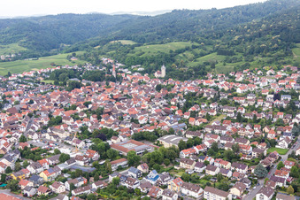 Ortsansicht der Straßen und Häuser der Wohngebiete im Ortsteil Leutershausen in Hirschberg an der Bergstraße im Bundesland Baden-Württemberg, Deutschland