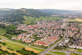 Ortsansicht der Straßen und Häuser der Wohngebiete in Schriesheim im Bundesland Baden-Württemberg, Deutschland