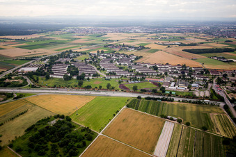 Flüchtlingsheim- und Asylunterkunfts- Gebäude Erstaufnahmeeinrichtung des Landes Baden-Württemberg im Ortsteil Patrick-Henry-Village in Heidelberg im Ortsteil Patrick Henry Village, Deutschland