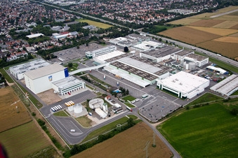 Luftbild von Gebäude und Produktionshallen auf dem Werksgelände Rudolf Wild GmbH & Co. KG (Capri-Sonne) in Eppelheim im Bundesland Baden-Württemberg, Deutschland