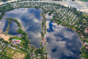 Mittelweg zwischen Schwanenweiher und Adriaweiher im Naherholungsgebiet Blaue Adria in Altrip im Bundesland Rheinland-Pfalz, Deutschland