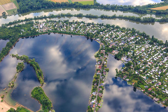 Schrägluftbild von Mittelweg zwischen Schwanenweiher und Adriaweiher im Naherholungsgebiet Blaue Adria in Altrip im Bundesland Rheinland-Pfalz, Deutschland