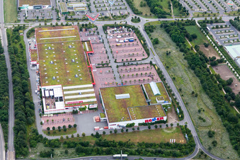 Gebäude und Parkplatz des Baumarktes BAUHAUS Ludwigshafen und von Roller Möbel - Ludwigshafen (Oggersheim) im Ortsteil Oggersheim in Ludwigshafen am Rhein im Bundesland Rheinland-Pfalz, Deutschland