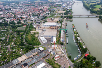 Kaianlagen und Schiffs- Anlegestellen am Hafenbecken des Binnenhafen Floßhafen am Rhein in Worms im Bundesland Rheinland-Pfalz, Deutschland