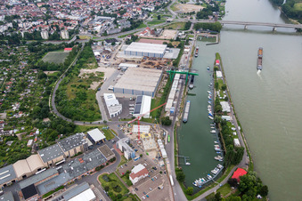 Luftbild von Kaianlagen und Schiffs- Anlegestellen am Hafenbecken des Binnenhafen Floßhafen am Rhein in Worms im Bundesland Rheinland-Pfalz, Deutschland