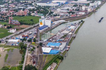 Kaianlagen und Schiffs- Anlegestellen am Hafenbecken des Binnenhafen der Rhenania Worms AG am Rhein in Worms im Bundesland Rheinland-Pfalz, Deutschland