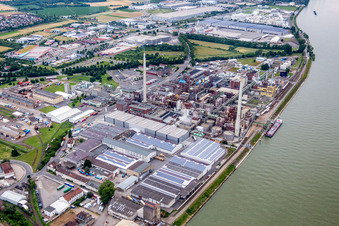 Gebäude und Produktionshallen auf dem Werksgelände des Chemieproduzenten Evonik in Worms im Bundesland Rheinland-Pfalz, Deutschland