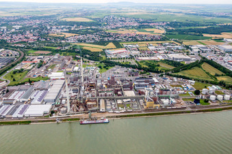 Luftbild von Gebäude und Produktionshallen auf dem Werksgelände des Chemieproduzenten Evonik in Worms im Bundesland Rheinland-Pfalz, Deutschland