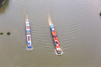 2 Containerschiffe überholen sich auf dem Rhein im Ortsteil Ibersheim in Worms im Bundesland Rheinland-Pfalz, Deutschland