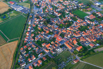 Sperlingweg an der Bahnlinie im Ortsteil Großbockenheim in Bockenheim an der Weinstraße im Bundesland Rheinland-Pfalz, Deutschland