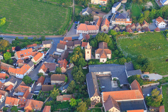 Weingut Schloss Janson an der Martinskirche im Ortsteil Großbockenheim in Bockenheim an der Weinstraße im Bundesland Rheinland-Pfalz, Deutschland