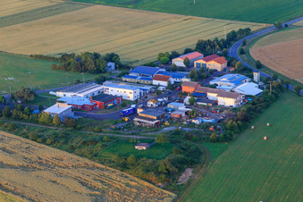 Luftbild von Kleine Wust am Flugplatz mit Motorrad- und Technikmuseum und Agrinova GmbH in Quirnheim im Bundesland Rheinland-Pfalz, Deutschland