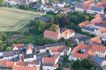 Kirchengebäude im Dorfkern in Lautersheim im Bundesland Rheinland-Pfalz, Deutschland