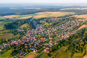 Luftbild von Dorf - Ansicht am Rande von landwirtschaftlichen Feldern und Nutzflächen in Sippersfeld im Bundesland Rheinland-Pfalz, Deutschland