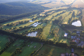Schrägluftbild von Golfplatz des Golfclub am Donnersberg e.V in Imsbach im Bundesland Rheinland-Pfalz, Deutschland